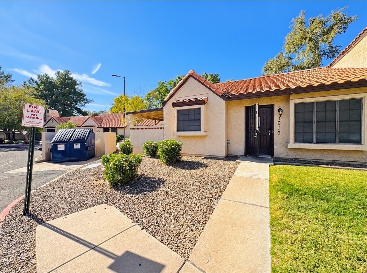 Building Photo - 921 W University Dr