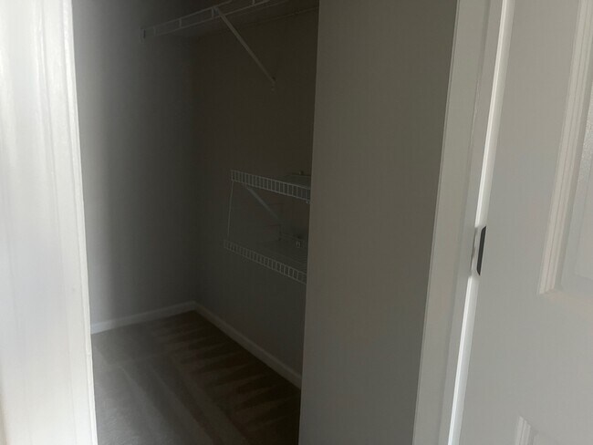 Building Photo - 567 W Parkside Dr