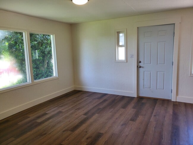 Building Photo - Recently Remolded Duplex