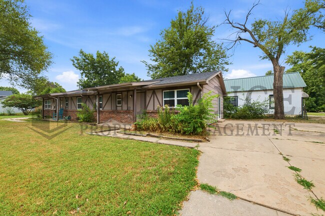 Building Photo - 903 E Osie St