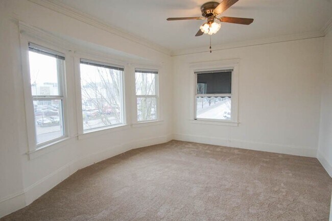 Building Photo - Lease this Beautiful Sullivan's Gulch Vint...