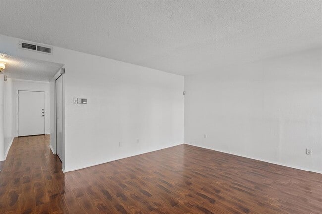 Building Photo - 6910 Hart Ln