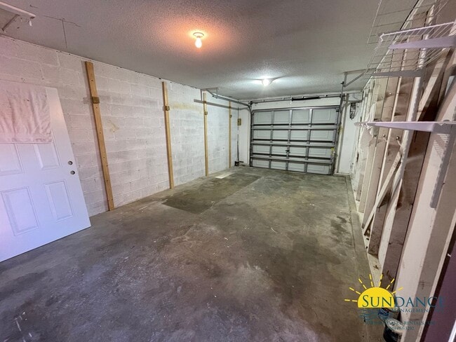 Building Photo - Quaint 3 Bedroom Townhouse in Shalimar