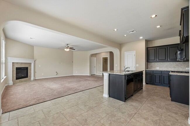 Building Photo - 3 bedroom 2 bath near Paycom!