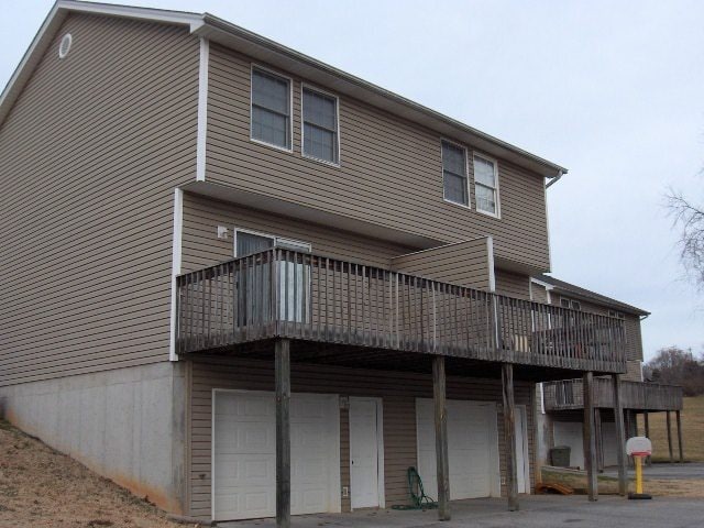 Building Photo - 2 Bedroom 1.5 Bath duplex with basement garage.