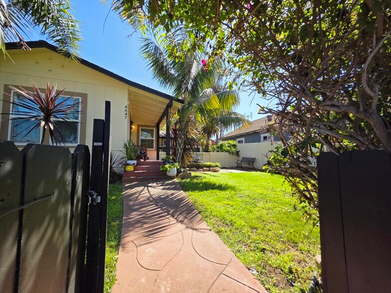 m - 4649 W Point Loma Blvd