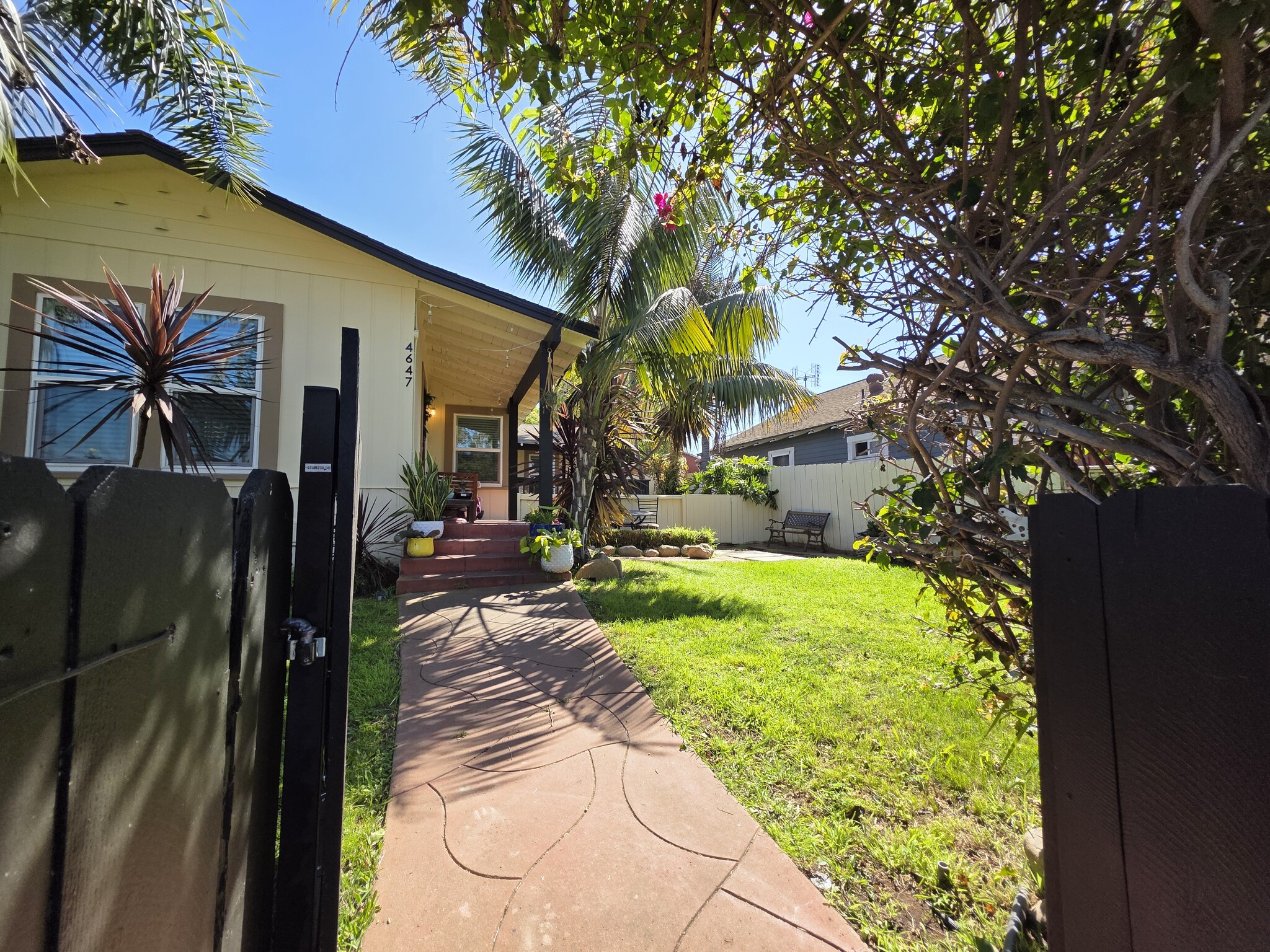 m - 4649 W Point Loma Blvd