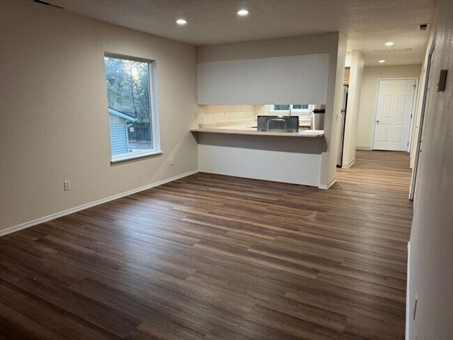 Building Photo - Stunning 2 Bed, 2.5 Bath Townhouse — Fully Renovated!