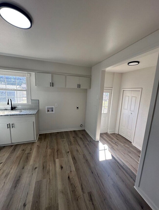 Building Photo - Cozy Contemporary Cottage – Charming 3-Bed...