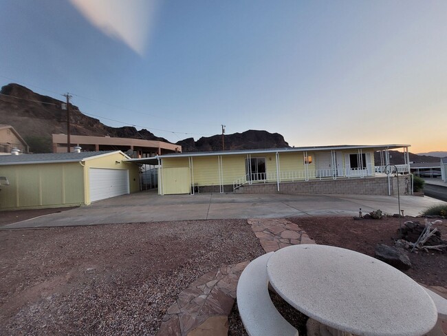 Building Photo - Two Bedroom, Two Bath Home with Garage in ...