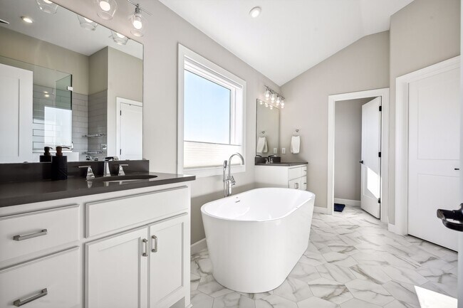 Building Photo - 2275 Lakeshore Point Dr N E