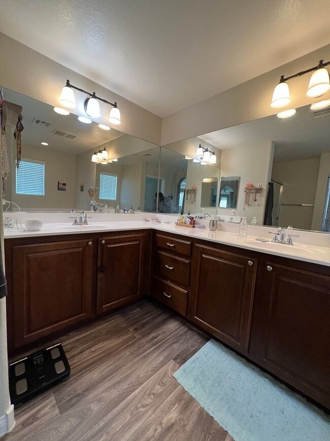Building Photo - ABSOLUTELY AMAZING! Large 4 bedroom 2 stor...
