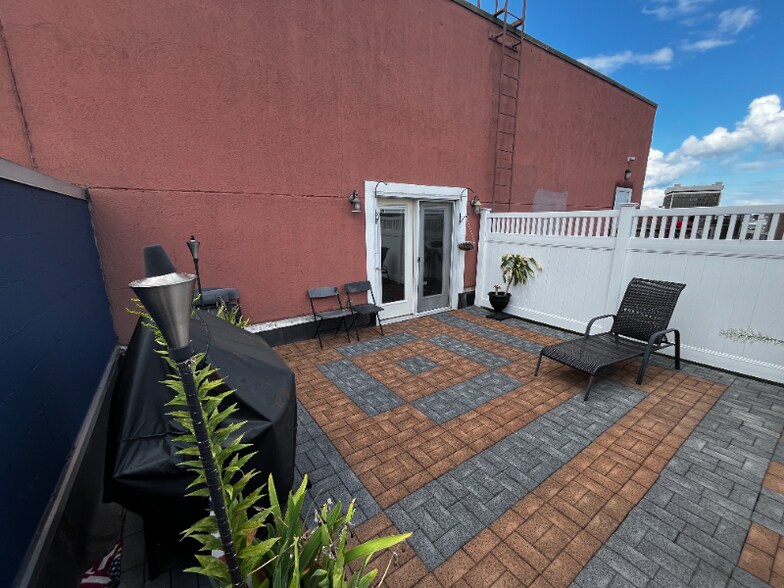 Building Photo - 99 Pine St