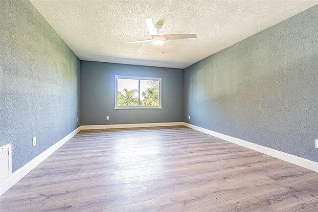 Building Photo - 6370 Conniewood Square