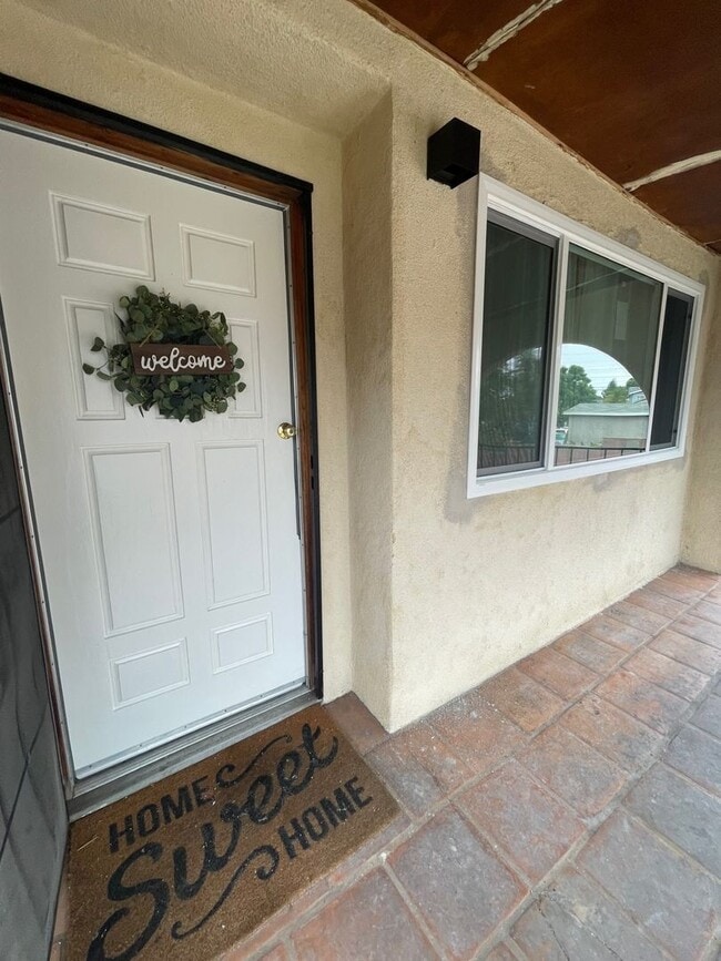 Building Photo - Beautifully Upgraded 3bed 2 bath Front House