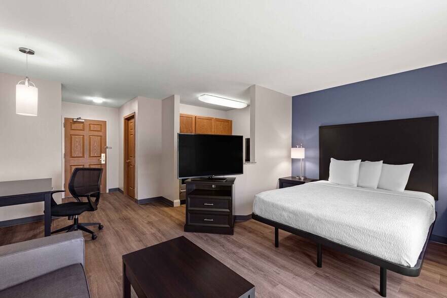 Building Photo - Furnished Studio-Fenton