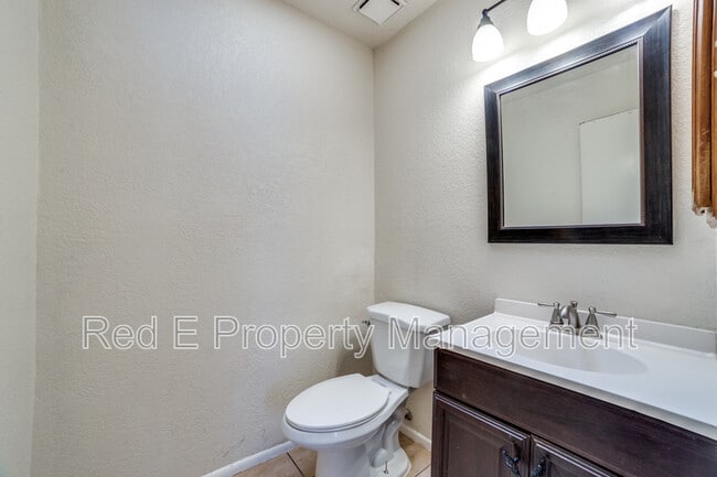 Building Photo - 5602 Ivanhoe St