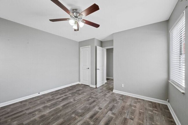 Building Photo - 5836 Sunshine Dr