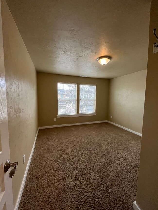 Building Photo - 4-Bedroom 2 1/2 Bathroom Home