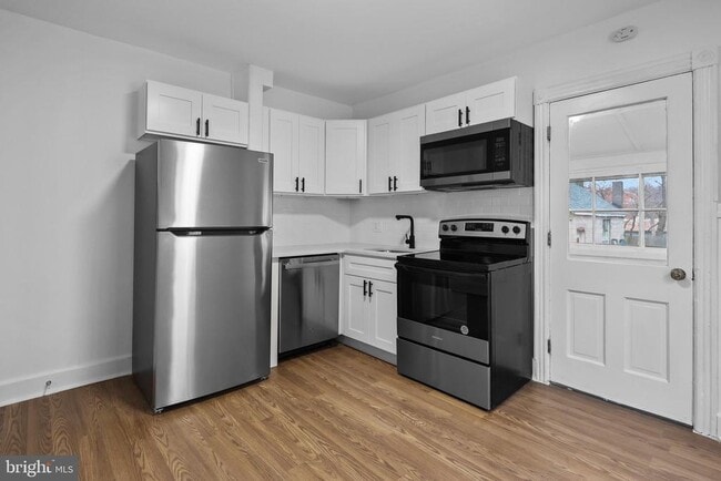 Building Photo - 34 E Hendrickson Ave