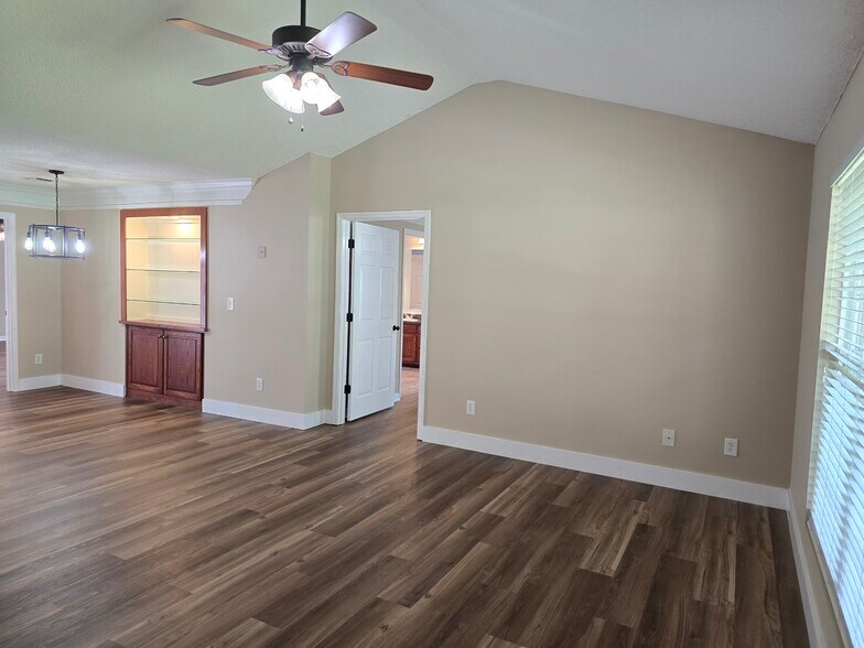 Living Area with Vaulted Ceilings - 2065 Pinemount Blvd