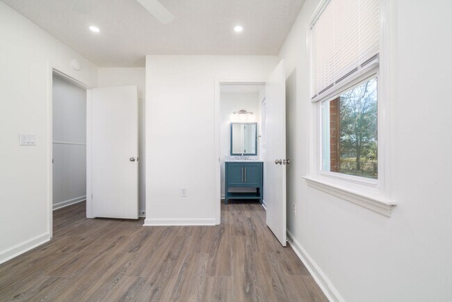 Building Photo - Charming West Ashley Home