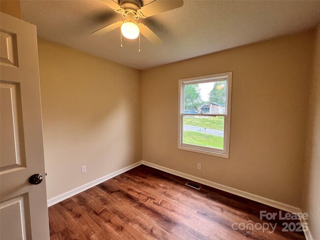 Building Photo - 140 Brookhollow Dr