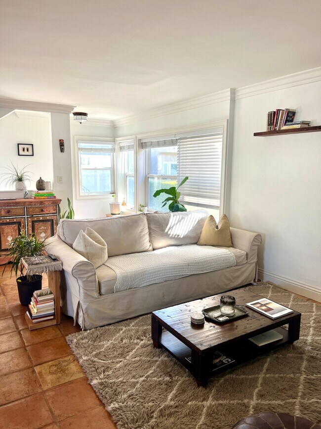 TV Lounge Area - Windows with peekaboo Ocean Views - 2Bedroom/2Bath - 33 S Venice Blvd