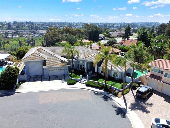 Building Photo - Luxurious home available immediately.