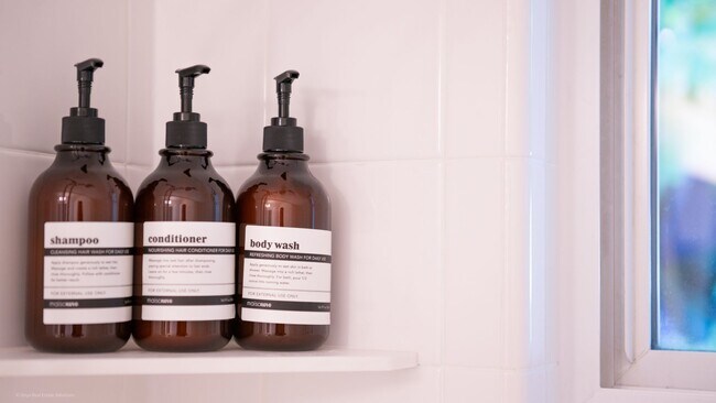 Building Photo - Fully Furnished Ranch Home in Birmingham, MI w/ All Utilities Included