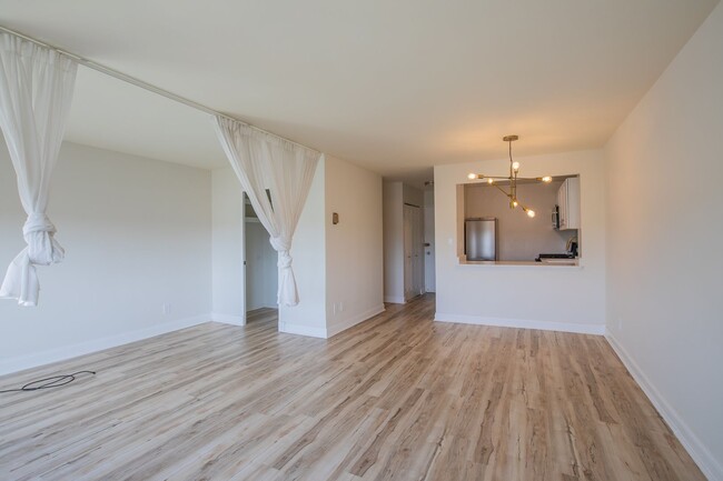 Building Photo - Lovely Studio Condo Unit in Dupont Circle!