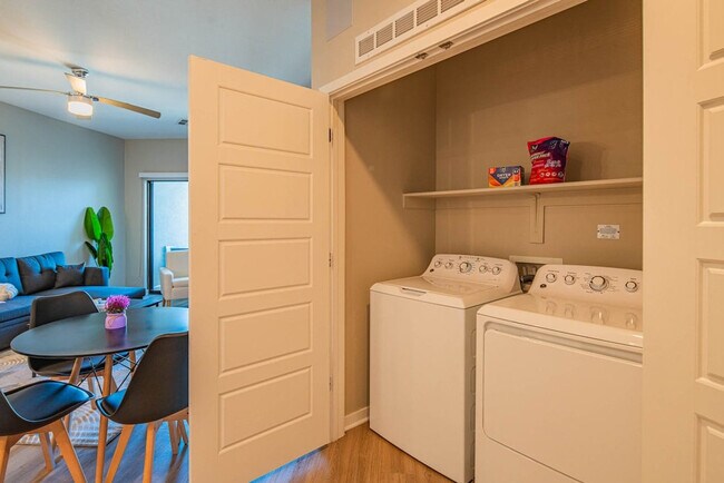 Building Photo - 777 E Stella Ln