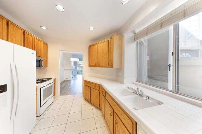 Building Photo - Spacious two-story Townhome