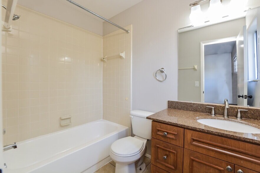 Building Photo - 490 Chicago Woods Cir