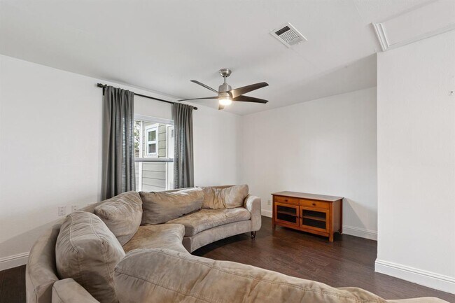 Building Photo - 2814 Gonzales St