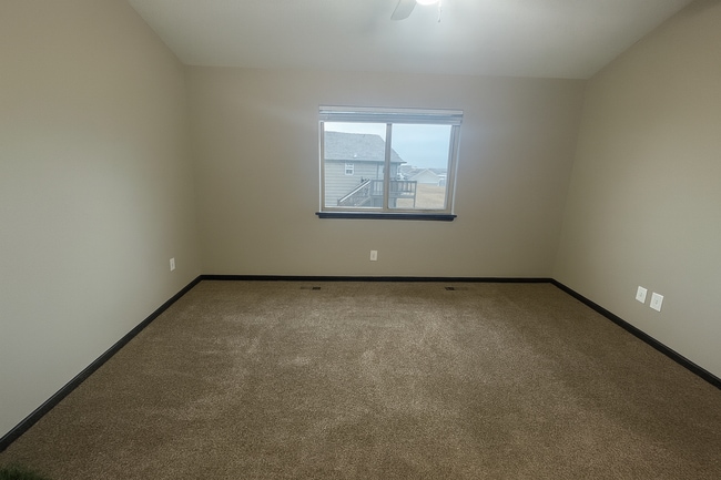 Building Photo - 2102/06 E Village Estates Dr