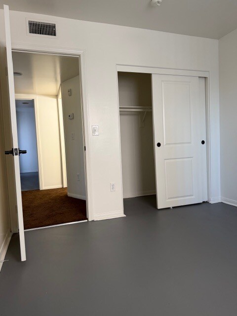 Building Photo - Mimmim Town Homes