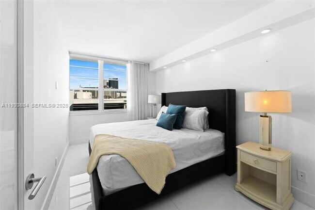 Building Photo - 100 Lincoln Rd