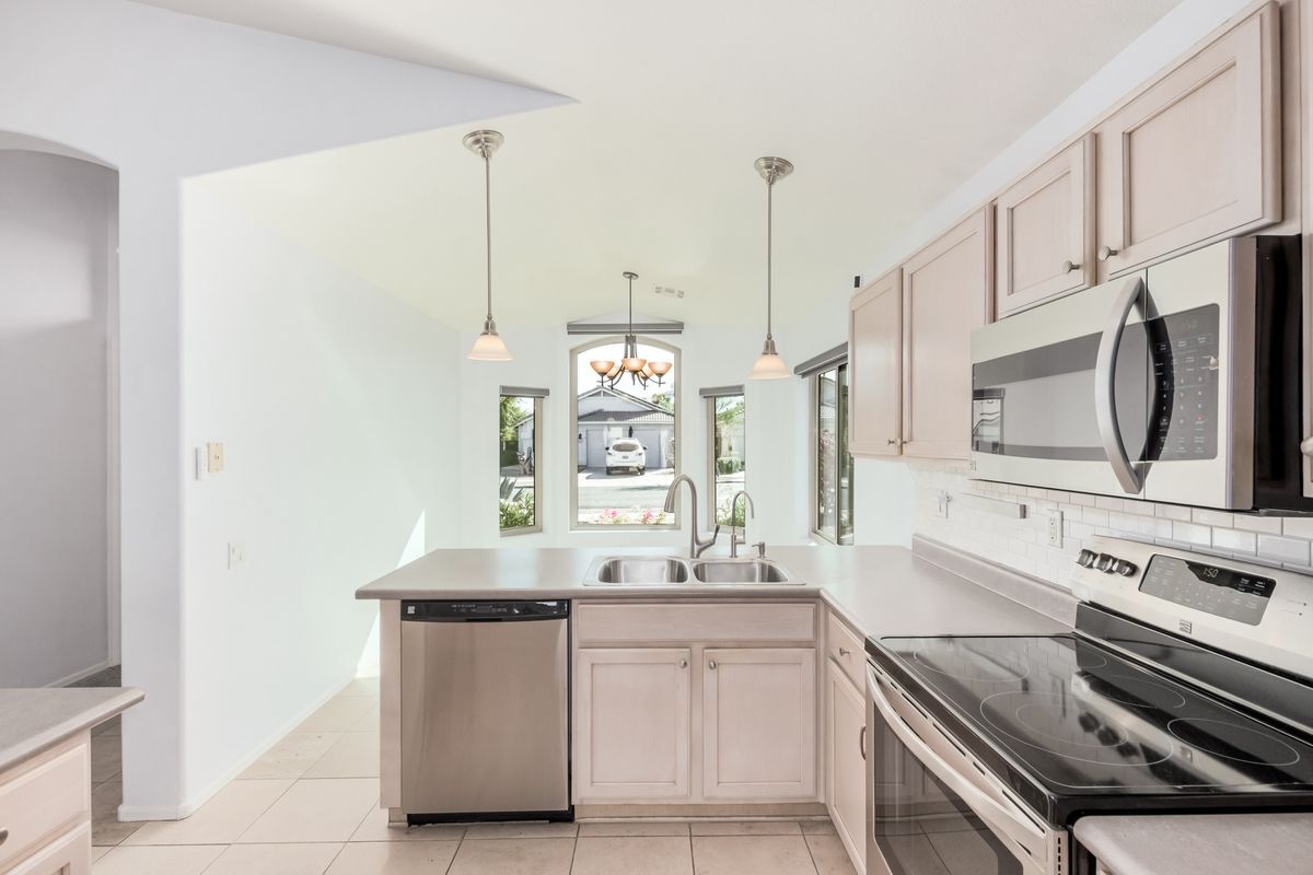 Building Photo - 3022 E Captain Dreyfus Ave