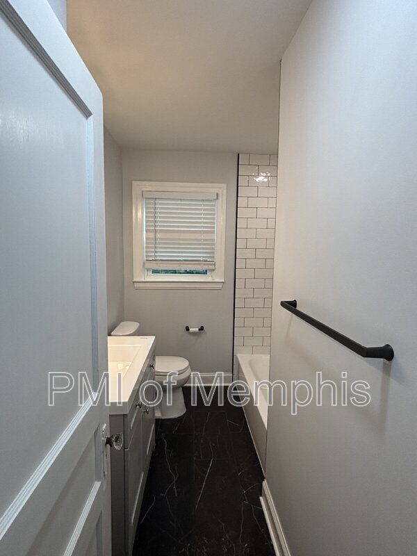 Building Photo - 579 Loeb St