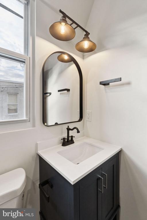 Building Photo - 1544 S Bambrey St