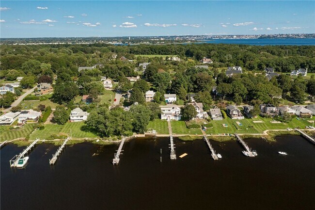 Building Photo - 39 Shore Dr