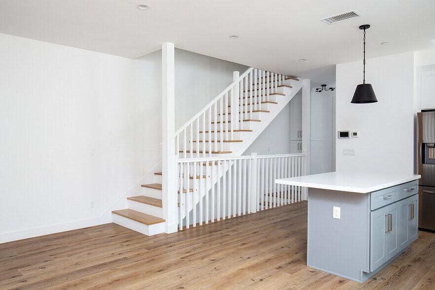 Building Photo - 5324 Agnes Ave