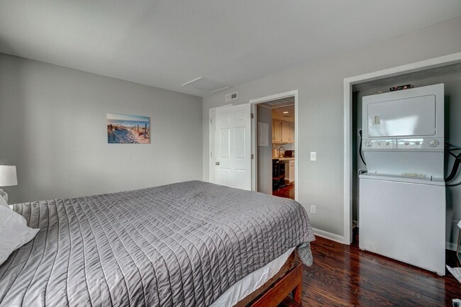 Building Photo - 1 bedroom 1 Bath Beside UNCW