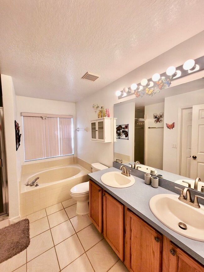 Building Photo - Fully furnished 3 bed 2 bath in beautiful Davenport