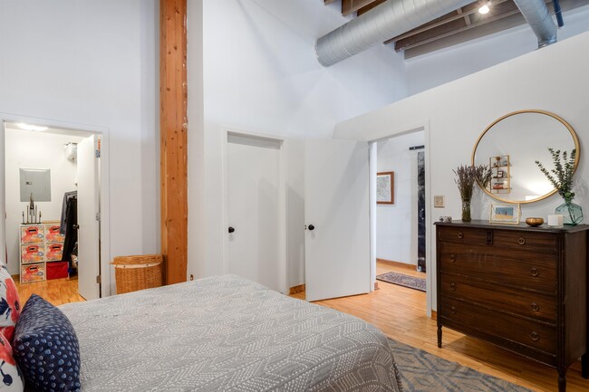 Building Photo - 200 River Pl Dr