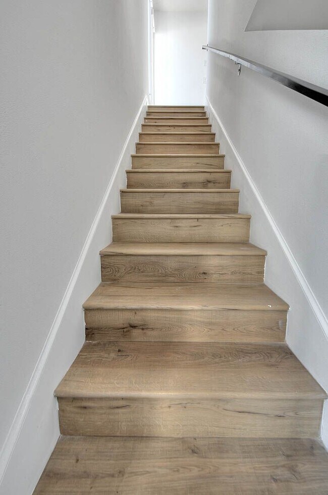 Building Photo - Luxury 2 & 4 Bed Townhomes in NoHo!