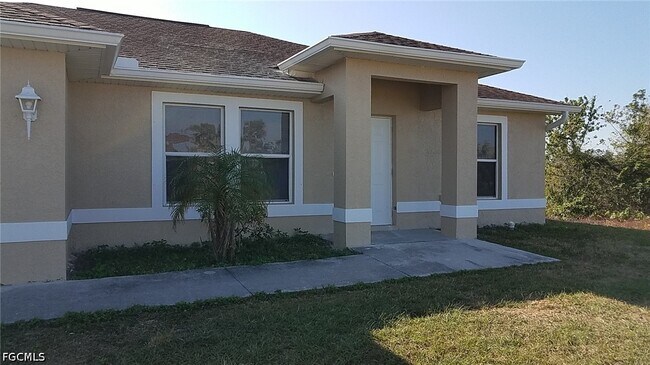 Building Photo - 932 Dobbins St E