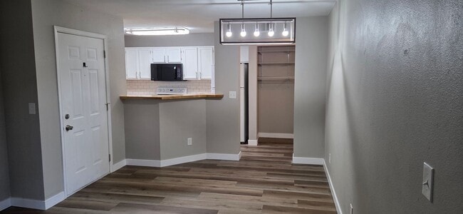 Building Photo - 1 bed 1 bath condo with 650 sf. with detached garage email for showing