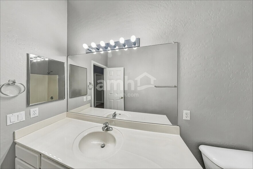 Building Photo - 12717 W Earll Dr
